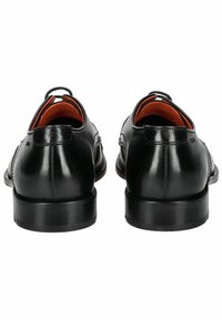 Scarpe di pelle nera con finitura liscia, punta tonda e tacco basso. Presentano un raffinato dettaglio di cucitura e un vivace rivestimento interno arancione.