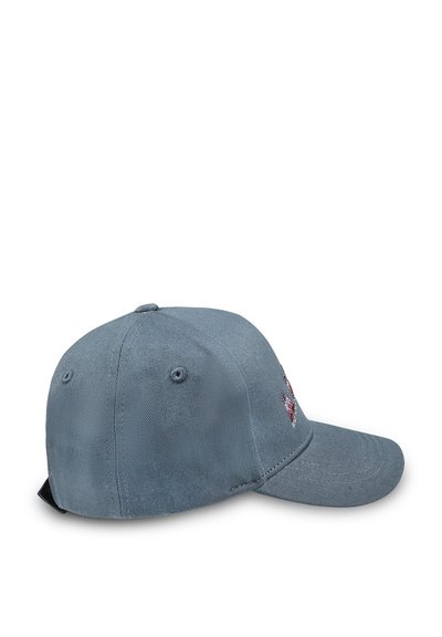 Cappellino di stoffa blu con visiera curva, caratterizzato da dettagli ricamati sul lato e fori di ventilazione. Cinghia regolabile sul retro.
