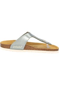 Flip-flops med ett ljusblått läderrem, korkfotbädd och vit gummisula. Har en knappaccent på remmen.