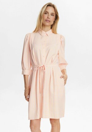 Robe à carreaux rose avec un col, des manches bouffantes froncées, une ceinture à la taille et des poches latérales. Tissu léger.
