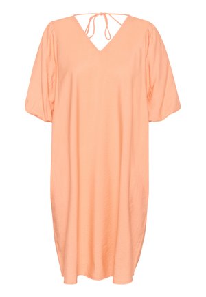 Vestido color durazno, hasta la rodilla, con escote en V, mangas cortas abullonadas y un detalle de lazada en la espalda. Confeccionado en una tela ligera con una textura suave.