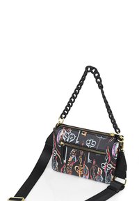 Bolso de mano negro con patrones de llaves y plumas, compartimentos de doble cremallera, asa de cadena texturizada y correa de tela ajustable. Acentos de hardware en tono dorado.