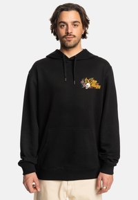 Sudadera negra con capucha, que cuenta con un bolsillo frontal y un diseño de calavera floral bordado en amarillo, rojo y verde en el lado izquierdo del pecho.