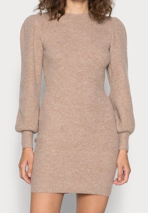 Vestido mini de punto en un suave color beige, con mangas largas abullonadas, textura acanalada y una silueta ajustada que realza la figura.