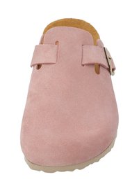 Rosenfarbene Wildleder-Clogs mit zwei verstellbaren Riemen und Metallverschluss. Weiche Innenauskleidung ergänzt eine robuste, beige strukturierte Sohle.