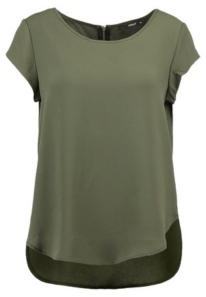 Blusa verde oliva con maniche corte, scollatura rotonda e orlo leggermente più lungo sul retro. Realizzata in tessuto liscio e leggero.