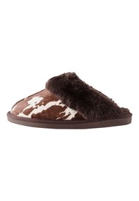 Kapcie w brązowo-biały wzór w cętki jak u krowy, z puszystym ciemnobrązowym paskiem, gładką fakturą i zaokrąglonym kształtem, wyposażone w gumową podeszwę.