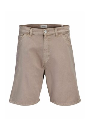 Shorts décontractés beiges jusqu’au genou avec passants de ceinture, poches avant, fermeture par boutons et coutures visibles, présentés sur fond blanc.