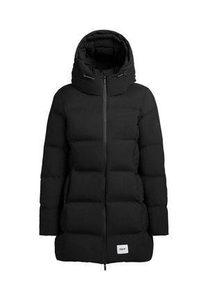 Schwarze gepolsterte Jacke mit hohem Kragen, vertikal gestepptem Design, Reißverschluss vorne und Logopatch am unteren Saum.