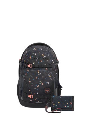 Schwarzer Rucksack mit mehrfarbigen Sprenkeln und pinken Verschlüssen, kombiniert mit passendem Portemonnaie und abnehmbarem Handgelenkriemen, auf weißem Hintergrund gezeigt.