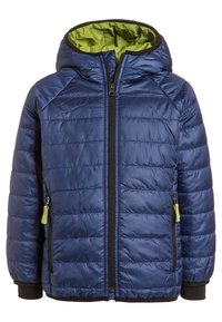 Veste matelassée bleu marine avec capuche, doublure verte, fermeture éclair noire et deux poches latérales. Caractéristiques une texture matelassée et des poignets élastiques.