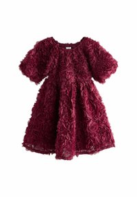 Burgundy mekko, jossa on lyhyet puff-hihat, on koristeltu tekstuurilla kukka-applikaatioilla, ja siinä on kerätty vyötärö ja virtaava helma.