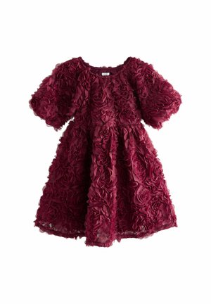 Bordeauxfarbenes Kleid mit kurzen Puffärmeln, das mit strukturierten Blumenapplikationen bedeckt ist. Es hat eine geraffte Taille und einen fließenden Rock.