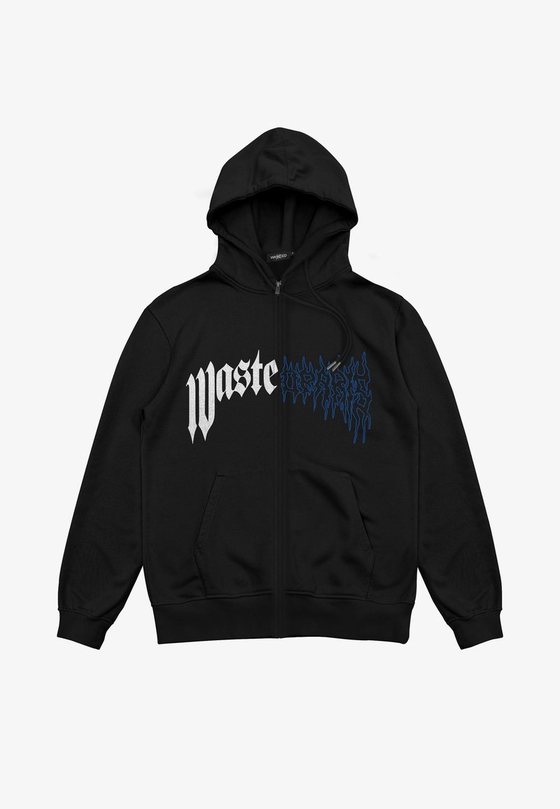 Zwarte hoodie met rits, een grote capuchon, voorvakken en "waste" in gestileerde witte en blauwe letters op de borst gedrukt.