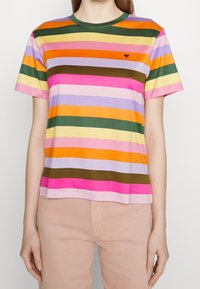 Korte mouw T-shirt met strepen in levendige kleuren: roze, oranje, geel, groen en lavendel. Voorzien van een klein zwart logo detail.
