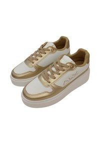 Sneaker bianchi e dorati con una parte superiore in pelle liscia e materiale sintetico, punta arrotondata, design con lacci e suola in gomma bianca spessa.