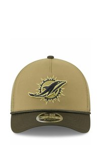 Khakifarbene Baseballmütze mit strukturiertem Design, ausgestattet mit einem gestickten Delphin-Logo in Schwarz und Gelb. Verstellbarer Stoffriemen auf der Rückseite.