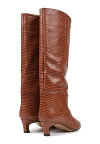 Brązowe kozaki do kolan wykonane z teksturowanej skóry z wzorem przypominającym skórę gada, z niskim obcasem i gładkim, dopasowanym krojem.
