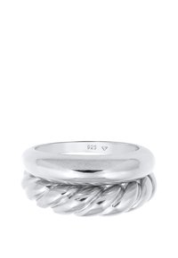 Anello in argento con una fascia liscia e lucida caratterizzata da un design attorcigliato. Marchiato con "925" che indica argento sterling. Nessun hardware o accentuazione aggiuntiva.