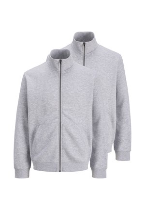 To enkle lysegrå sweatshirts med lynlås, stående kraver og sidelommer, vist mod en hvid baggrund.