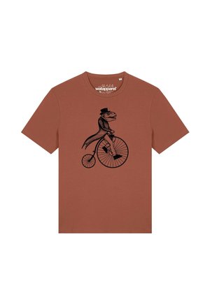 Bruine T-shirt met een zwarte illustratie van een dinosaurus die een hoge hoed en jas draagt en op een vintage penny-farthing fiets rijdt.