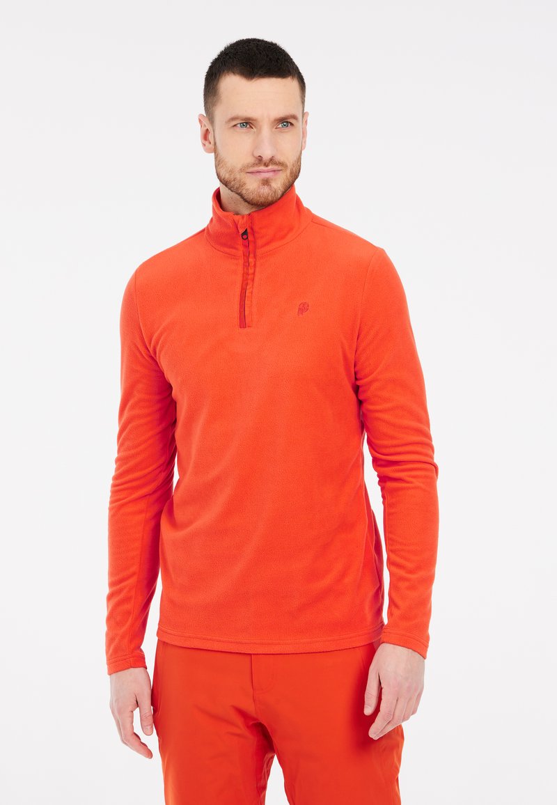 Pullover in pile di colore arancione brillante con colletto a metà zip, maniche lunghe e un piccolo logo sul petto. Tessuto morbido e vestibilità rilassata.