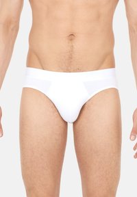 Witte herenonderbroeken, gemaakt van een gladde stof, met een zachte elastische tailleband en een minimalistisch ontwerp zonder zichtbare patronen of accenten.