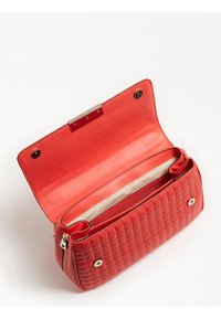 Sac à main en cuir rouge avec texture matelassée, quincaillerie métallique, un compartiment ouvert et une poche à fermeture éclair à l'intérieur contrastant.