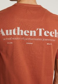 CHASIN' BASIC  AUTECH - Camiseta estampada - red