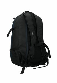 Svart ryggsäck med vadderade remmar, polyester material och en elegant design. Har justerbara snörremmar och subtila blå detaljer.