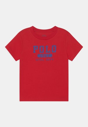 Rød bomulds t-shirt med rund hals og blå "POLO 1967 ATHL. DEPT." grafik på fronten. Kortærmet og med en almindelig pasform.