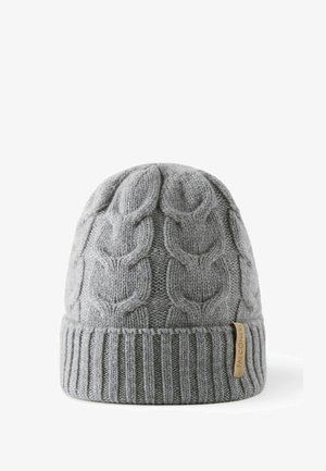 Grå stickad mössa med ett kabelmönster, ribbad kant och läderetikett. Mjuk textur och rund form som passar för kallt väder.