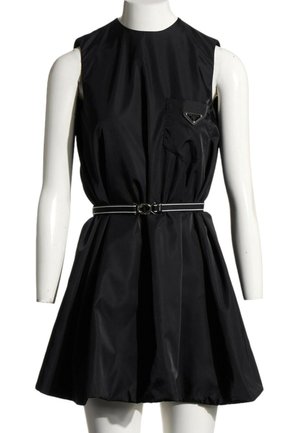 Robe mini noire sans manches avec une ceinture ajustée à la taille, une poche sur la poitrine à l'avant et une jupe évasée, présentée sur un mannequin blanc.