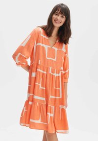 Opus - WULARI GRAPHIC - Jurk - peachy coral Miniatuurafbeelding 1