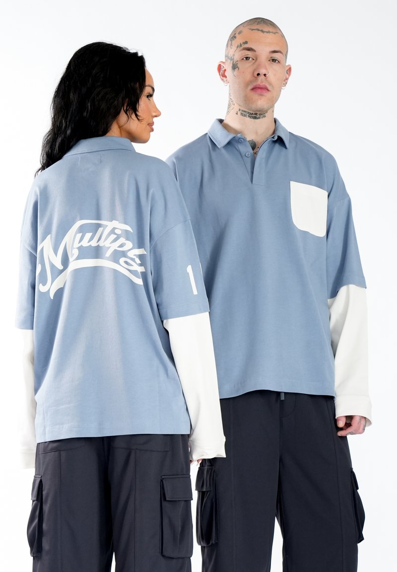 Blå bomulds polo shirt med en hvid lomme og "Multipy" grafik på ryggen; har lange hvide ærmer og en afslappet pasform.