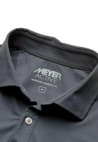 Dunkelgraues Polohemd mit einem geknöpften Kragen, versehen mit einem Aufdruck, der "MEYER ACTIVE" und die Größe "M" angibt. Glatte Stoffoberfläche.
