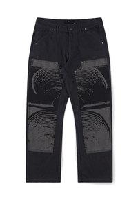 Μαύρο παντελόνι με ίσια γραμμή και μεγάλα γκρι μπαλώματα με κυκλικό μοτίβο που μοιάζει με ξύλινη υφή στα μπροστινά μπουτάκια και τα γόνατα.