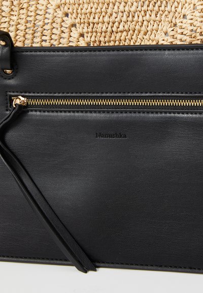 Borsa in pelle nera con parte superiore in paglia intrecciata, zip dorata e logo. Il design include una lunga tracolla in pelle e dettagli testurizzati.