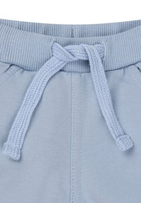 Hellblaue Joggingshorts mit einem gerippten Bund und einer gewebten Kordel. Glattes Material mit seitlichen Eingrifftaschen und Nähten.