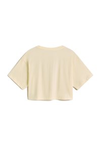 Camiseta recortada de manga corta en suave tela amarilla pálido. Presenta un cuello redondo y una textura lisa sin patrones o acentos visibles.