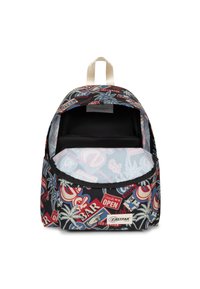 Mochila de tela negra con estampados retro coloridos, motivos de palmeras y texto variado. El interior cuenta con un compartimento acolchado.