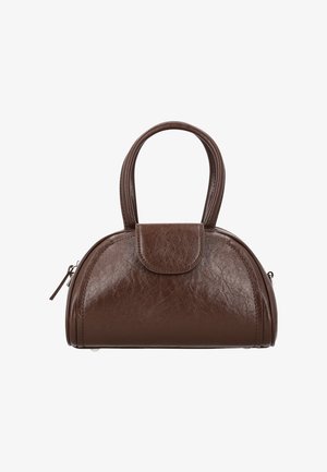 Malá hnědá kožená kabelka zaobleného tvaru, se dvěma rukojeťmi, předním klopovým uzávěrem a bočním zipem.