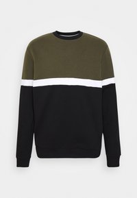 Sudadera verde oliva y negra con una franja horizontal blanca, diseño de cuello redondo y mangas largas. Tela de mezcla de algodón con textura suave.