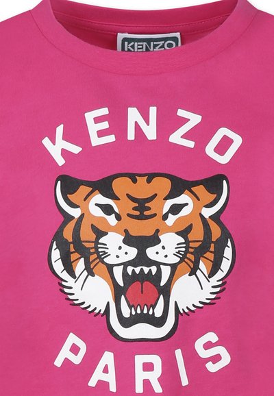 T-shirt en coton rose présentant un graphisme de tête de tigre avec des détails noirs et orange, et "KENZO PARIS" en lettres blanches en gras.