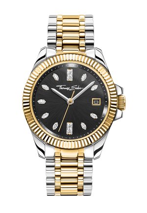 Silberne und goldene Armbanduhr mit schwarzem Zifferblatt, Diamant-Stundenmarkierungen, Datumsanzeige bei drei Uhr und Thomas Sabo Logo auf dem Zifferblatt.