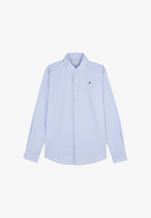 Hellblau gestreiftes Button-Up-Hemd mit langen Ärmeln, das einen Kent-Kragen und ein kleines schwarzes Totenkopf-Logo auf der linken Brust hat.
