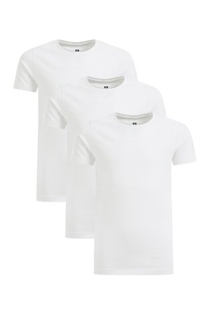 Tri biele krátke rukávy tričká vyrobené z bavlny. Majú klasický okrúhly výstrih a hladkú textúru bez viditeľných vzorov alebo akcentov.