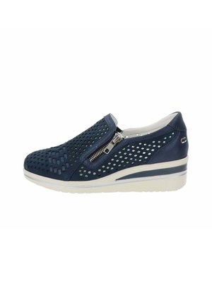 Scarpe slip-on blu navy con tomaia perforata, dettaglio in zip argentata, suola bianca e sottili accenti testurizzati. Design leggero e traspirante.