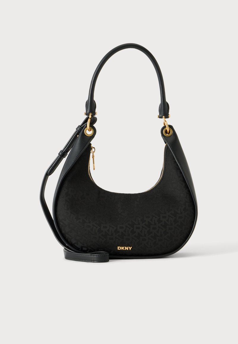 Sac à main DKNY noir en forme de croissant avec motif logo embossé, ferrures dorées, poignée supérieure unique et bandoulière amovible sur fond uni.