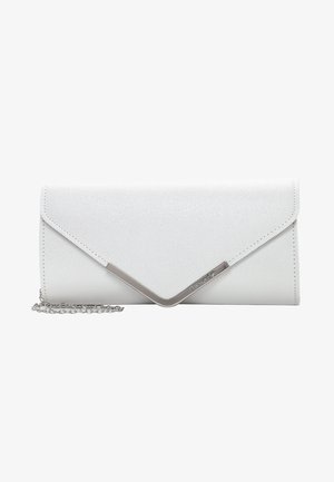 Weiße synthetische Clutch mit strukturiertem Finish, ausgestattet mit einem silbernen Kettenriemen und einer angularen Klappe mit einem Metallakzent.